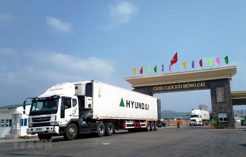 Xe vận chuyển hàng hóa xuất nhập khẩu ở Móng Cái. (Ảnh: TTXVN phát).