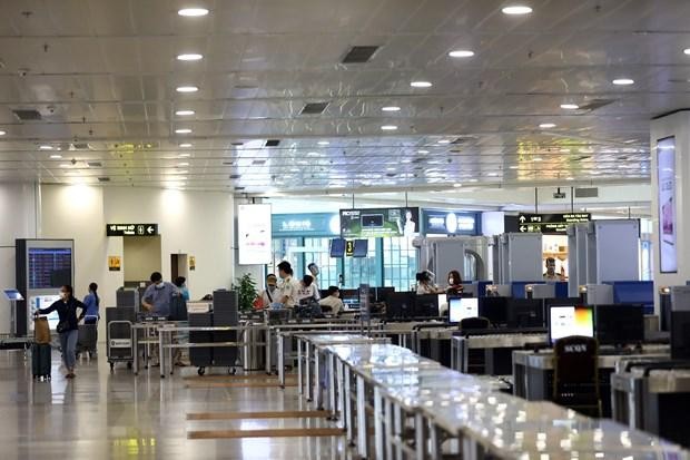 Hành khách làm thủ tục tại sân bay Nội Bài tháng 5/2021. (Ảnh: Huy Hùng/TTXVN).