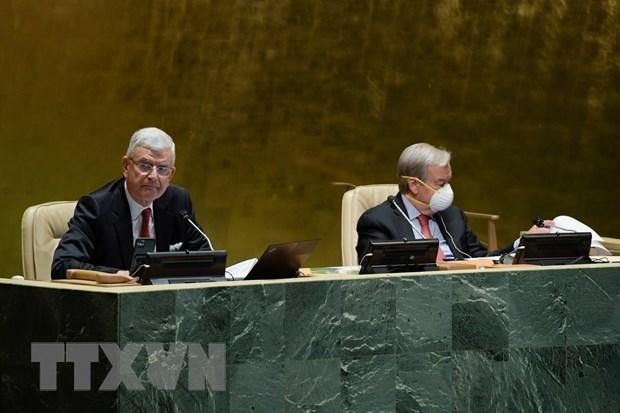 Chủ tịch Đại hội đồng Liên hợp quốc Khóa 75 Volkan Bozkir (trái) và Tổng Thư ký Liên hợp quốc António Guterres trong phiên họp toàn thể Đại hội đồng Liên hợp quốc ngày. (Ảnh: THX/TTXVN).