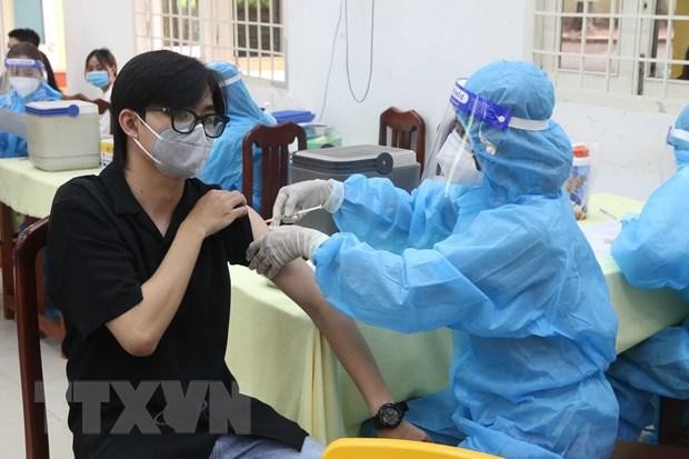 Tiêm vaccine cho sinh viên tại điểm tiêm Trường Đại học Trà Vinh. (Ảnh: Thanh Hòa/TTXVN).