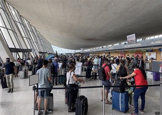 Hành khách tại sân bay quốc tế Dulles Washington, bang Virginia, Mỹ. (Ảnh: AFP/TTXVN).