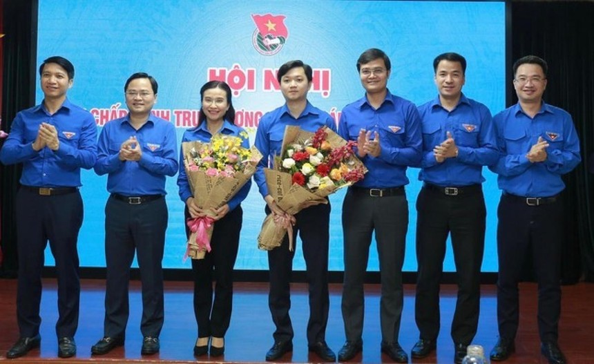 Ban Bí thư Trung ương Đoàn chúc mừng bà Nguyễn Phạm Duy Trang và ông Nguyễn Minh Triết. (Ảnh: VGP).