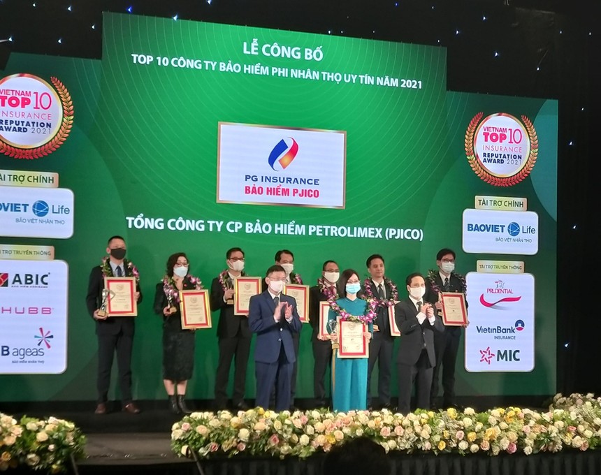 Đại diện Bà Nguyễn Thị Hương Giang - Phó Tổng Giám đốc PJICO nhận Cup chứng nhận Top 10 BH uy tín 2021.