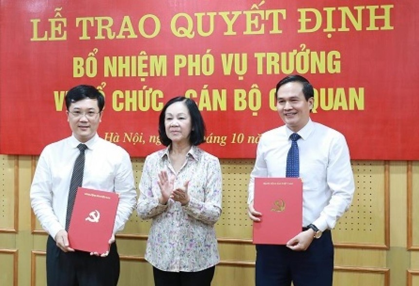 Bà Trương Thị Mai trao quyết định bổ nhiệm cho các cán bộ.