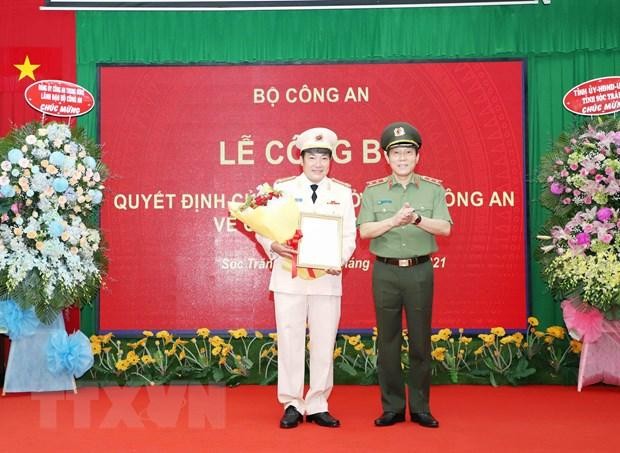 Trung tướng Lương Tam Quang trao quyết định và tặng hoa chúc mừng Đại tá Lâm Thành Sol, tân Giám Đốc Công an Sóc Trăng. (Ảnh: TTXVN phát).