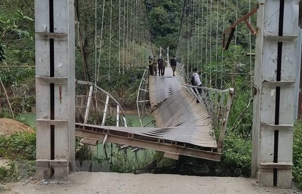 Cầu treo Nam Quang bị đứt gãy khiến xe tải chở hàng rơi xuống sông. (Ảnh: TTXVN phát).