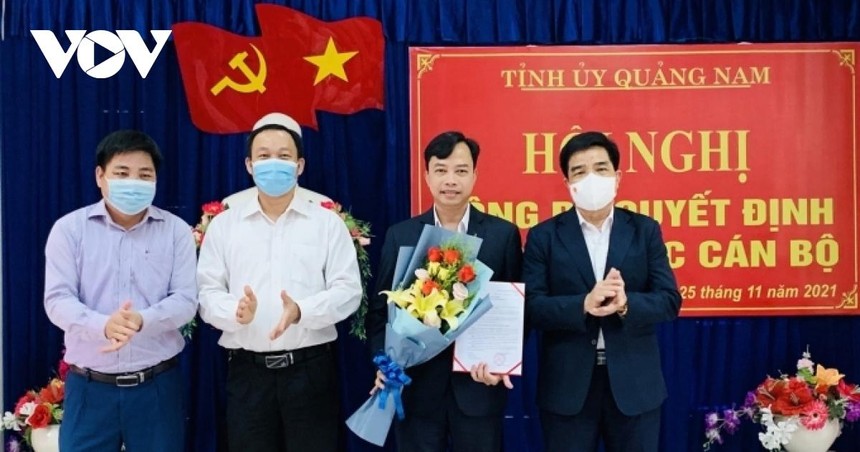 Ông Lê Văn Dũng (ngoài cùng bên phải), Phó Bí thư Thường trực Tỉnh ủy Quảng Nam trao Quyết định cho ông Quảng Văn Ngọc.