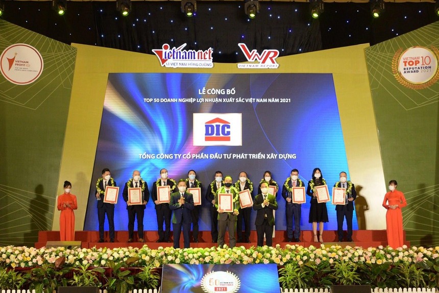 Đại diện Tập đoàn DIC nhận vinh danh Top 50 doanh nghiệp lợi nhuận tốt nhất Việt Nam năm 2021.
