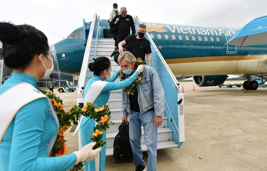 Những hành khách quốc tế trên chuyến bay thí điểm đón du khách quốc tế đến Việt Nam. (Ảnh: CTV/Vietnam+).
