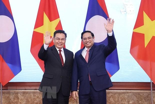 Thủ tướng Phạm Minh Chính và Chủ tịch Quốc hội Lào Saysomphone Phomvihane chụp ảnh chung. (Ảnh: Dương Giang/TTXVN).