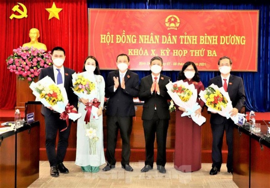 Ông Nguyễn Văn Dành (ngoài cùng bên phải) được bầu giữ chức Phó Chủ tịch UBND tỉnh Bình Dương.