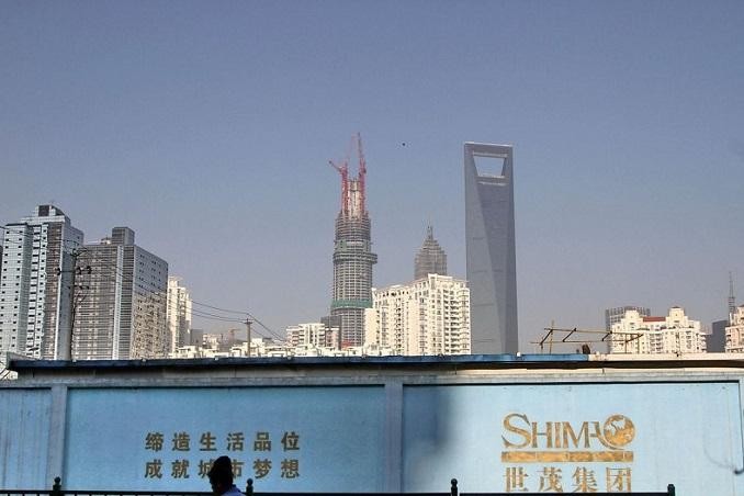 Phía sau khu tài chính Phố Đông của TP. Thượng Hải, Trung Quốc. Ảnh tư liệu: Reuters.