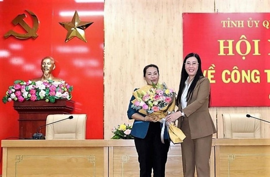 Bà Bùi Thị Quỳnh Vân, Bí thư Tỉnh ủy Quảng Ngãi (phải) trao hoa chúc mừng bà Đinh Thị Hồng Minh vừa được bầu làm Phó Bí thư Tỉnh ủy Quảng Ngãi.