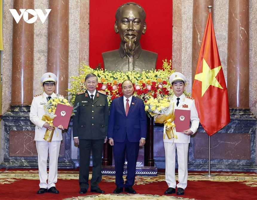 Chủ tịch nước Nguyễn Xuân Phúc và Bộ trưởng Bộ Công an Tô Lâm chúc mừng hai đồng chí được thăng cấp quân hàm.