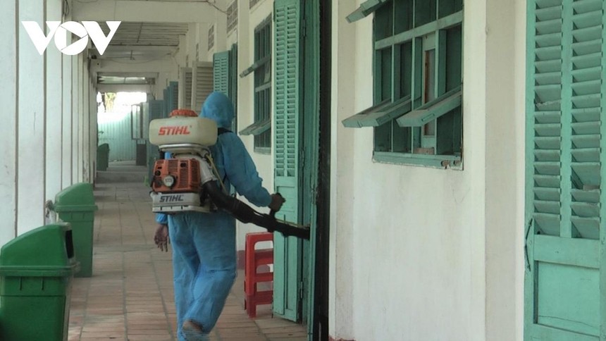 Trường học trong tỉnh chuẩn bị vệ sinh, sát khuẩn trường lớp để đón học sinh quay trở lại trường học tập.