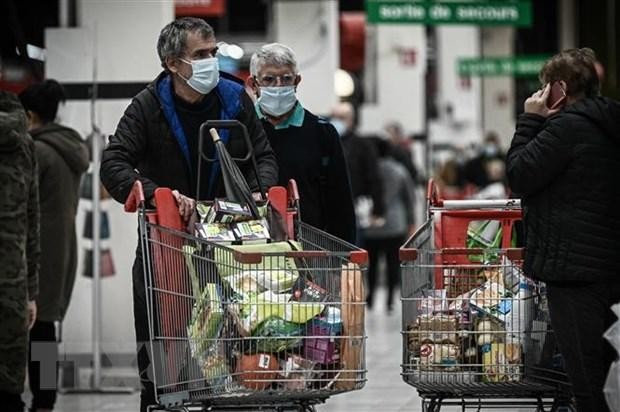Người dân châu Âu mua sắm tại một siêu thị. (Ảnh: AFP/TTXVN).