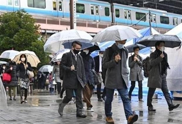 Người dân đeo khẩu trang phòng lây nhiễm COVID-19 tại Tokyo, Nhật Bản. (Ảnh: Kyodo/TTXVN)