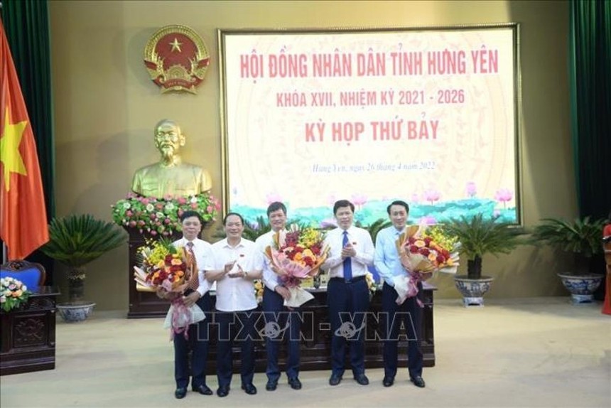 Lãnh đạo tỉnh Hưng Yên tặng hoa chúc mừng ông Lê Xuân Tiến (giữa) trúng cử chức danh Phó Chủ tịch Thường trực HĐND tỉnh. Ảnh: TTXVN.