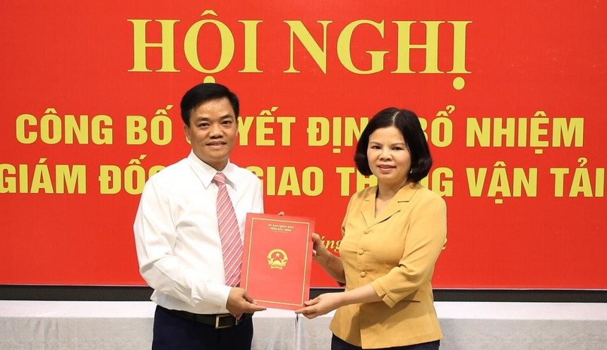 Chủ tịch UBND tỉnh Bắc Ninh Nguyễn Hương Giang trao Quyết định bổ nhiệm Giám đốc Sở Giao thông vận tải cho ông Nguyễn Minh Hiếu (ảnh Cổng TTĐT).