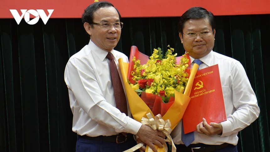 Ông Nguyễn Văn Nên trao quyết định cho ông Lê Văn Thinh (ảnh: Hà Khánh).