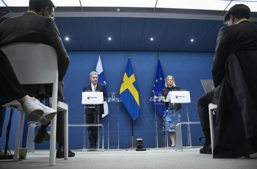 Tổng thống Phần Lan Sauli Niinisto (trái) và Thủ tướng Thụy Điển Magdalena Andersson trong một cuộc họp báo chung tại Stockholm. Ảnh: AP.