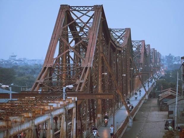 Cầu Long Biên sau hơn 120 năm khai thác đã xuống cấp trầm trọng và cần sửa chữa tổng thể. (Ảnh: Minh Sơn/Vietnam+).