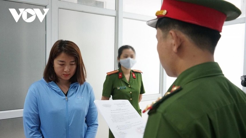 Công an tống đạt quyết định khởi tố bắt giam đối tượng Lê Thị Thảo Nguyên.