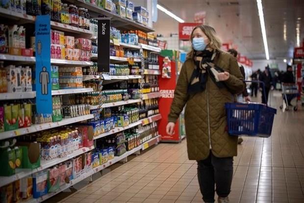 Người dân mua sắm tại một siêu thị ở London, Anh. (Ảnh: AFP/TTXVN).
