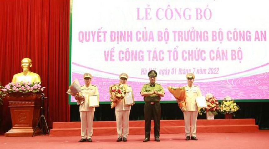 Trung tướng Nguyễn Hải Trung thừa ủy quyền của Bộ trưởng Bộ Công an trao quyết định và tặng hoa chúc mừng 3 Phó Giám đốc CATP Hà Nội