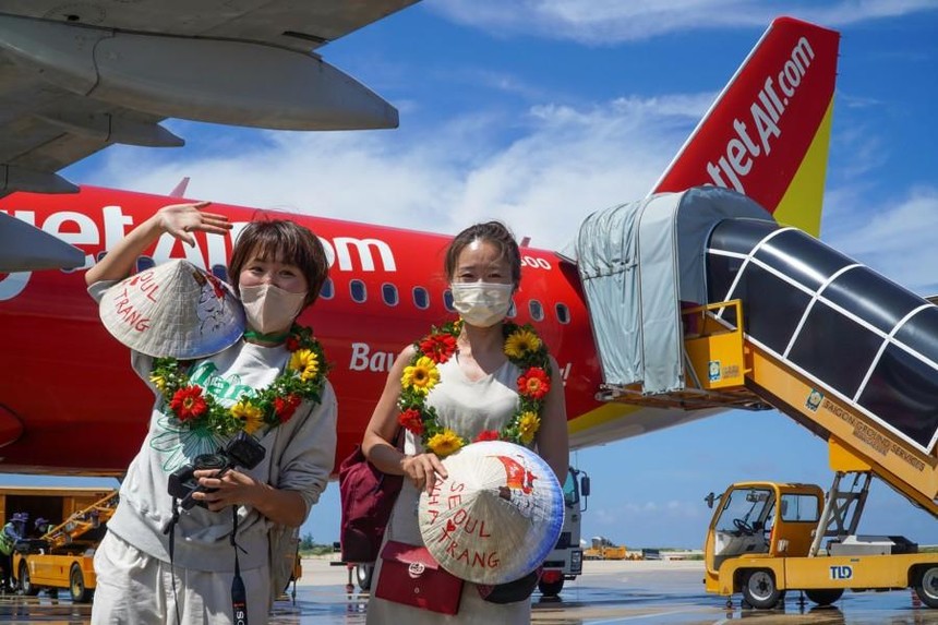 Du khách quốc tế đến Việt Nam trên chuyến bay của Vietjet (ảnh: C.L).