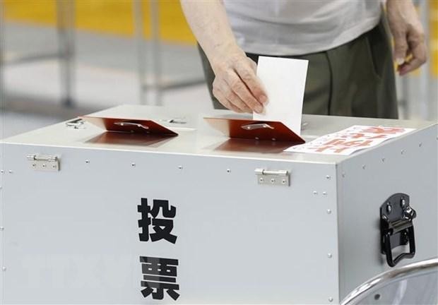 Cử tri bỏ phiếu trong cuộc bầu cử Thượng viện tại Osaka, Nhật Bản ngày 10/7/2022. (Ảnh: Kyodo/TTXVN).