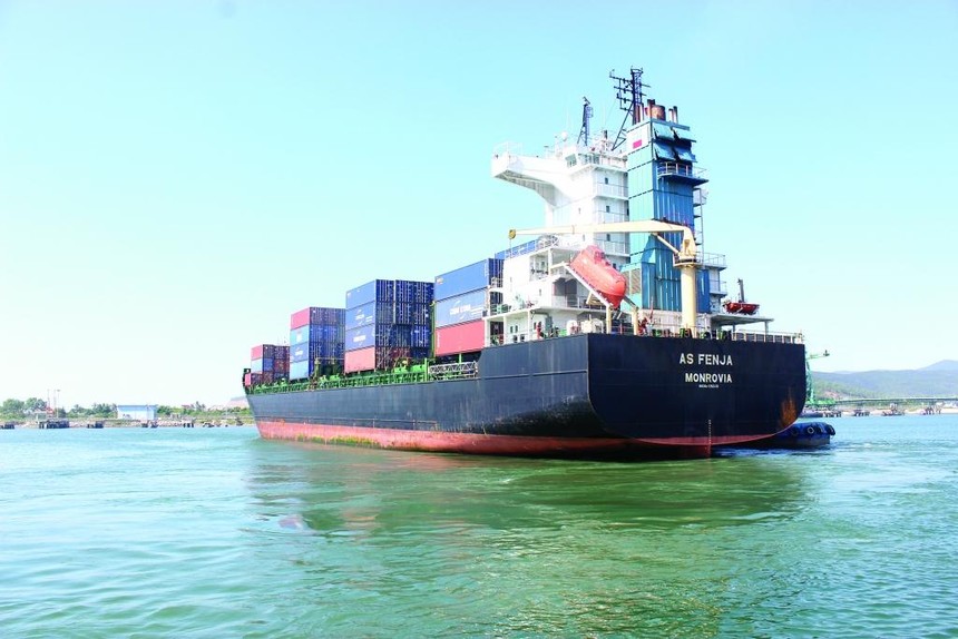 Tàu container cập cảng Nghi Sơn - Thanh Hóa.