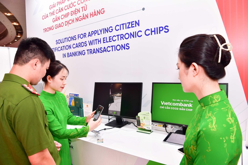 Cán bộ Vietcombank giới thiệu ứng dụng căn cước công dân gắn chip trong giao dịch ngân hàng trong khuôn khổ triển lãm của Bộ Công an tại Bảo tàng Hà Nội từ 15/07 đến 20/08/2022.