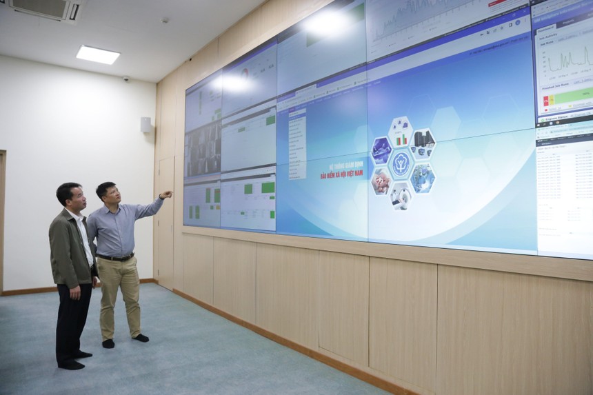 Tổng Giám đốc BHXH Việt Nam Nguyễn Thế Mạnh kiểm tra hoạt động Hệ thống thông tin giám định BHYT của Ngành.