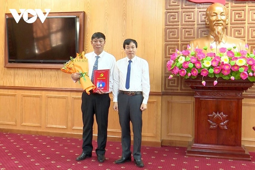 Ông Lê Văn Lương, Phó Bí thư Thường trực Tỉnh ủy Lai Châu trao quyết định điều động, bổ nhiệm chức vụ Trưởng ban Nội chính Tỉnh ủy cho ông Hoàng Hữu An.