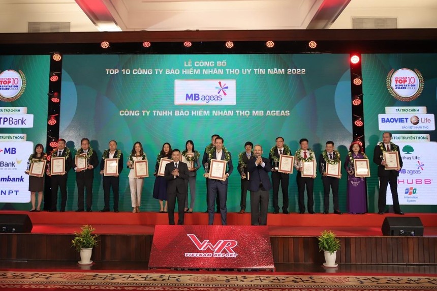 Đại diện MB Ageas Life nhận kỷ niệm chương tại Lễ Công bố và vinh danh Top 10 Công ty Bảo hiểm Nhân thọ uy tín năm 2022.