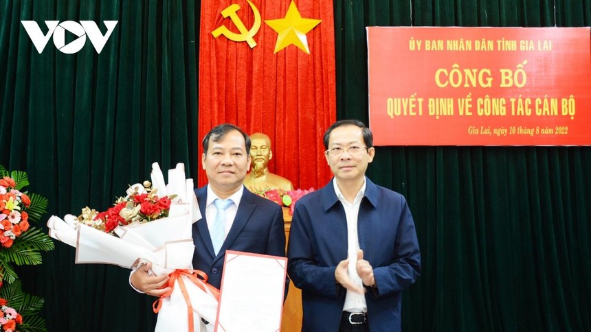 Ông Đoàn Hữu Dũng (bên trái) - tân Giám đốc Sở Giao thông - Vận tải Gia Lai. (Ảnh: Nguyễn Thảo).