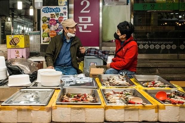 Một quầy bán hải sản tại chợ ở Seoul, Hàn Quốc. (Ảnh: AFP/TTXVN).