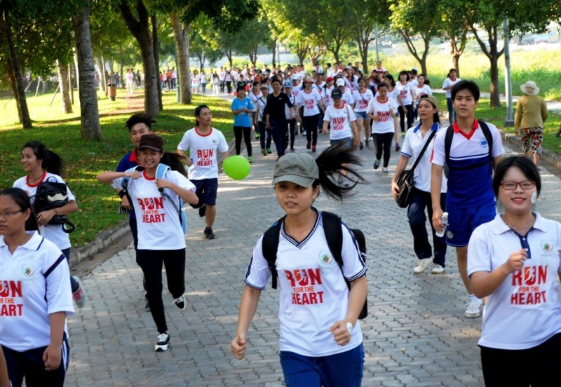 “Chạy vì trái tim 2015” tại Công viên Yên Sở thu hút hàng nghìn người tham gia trong không gian xanh của cây cỏ, mặt hồ Công viên Yên Sở