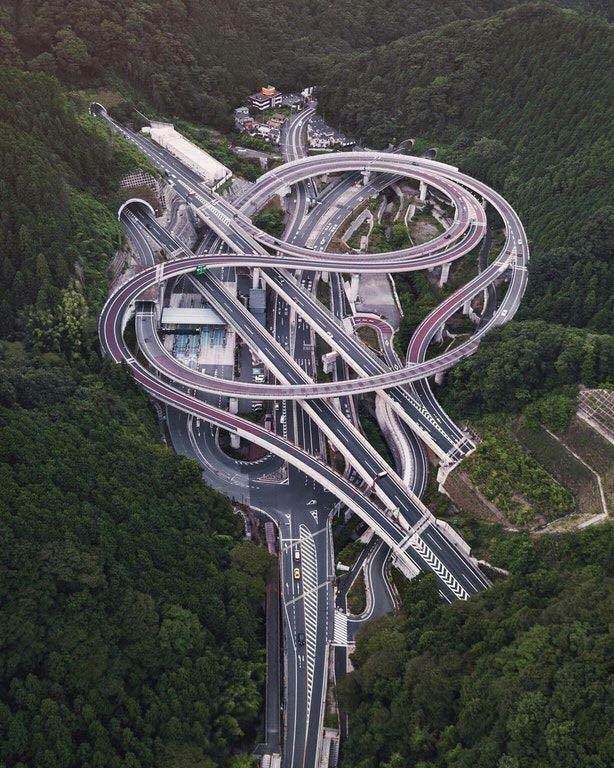Đường cao tốc Nhật nhìn từ trên cao