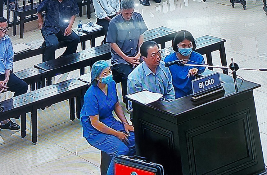Ông Vũ Huy Hoàng được các nhân viên y tế túc trực hỗ trợ (ảnh chụp qua màn hình)