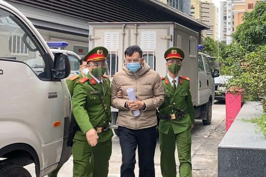 Bị cáo Lê Quang Hào bị dẫn giải đến tòa. 