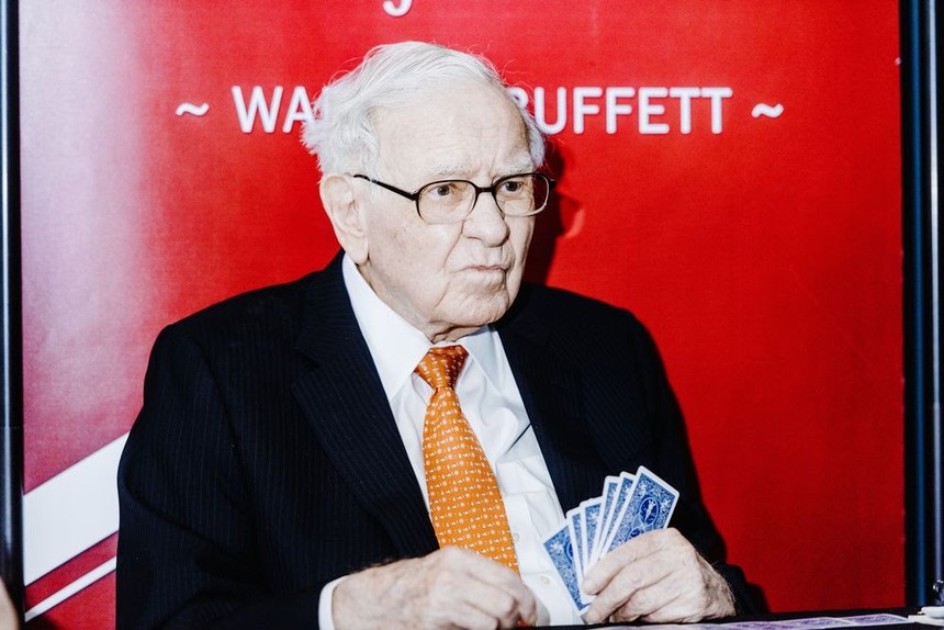 Warren Buffett cũng không thể ngồi im trước cơn sốt giá vàng
