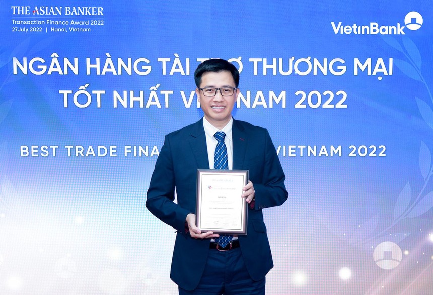 Ông Trần Hoài Nam, Phó giám đốc Khối Khách hàng doanh nghiệp kiêm Giám đốc Trung tâm Phát triển Giải pháp tài chính khách hàng đại diện VietinBank nhận Giải thưởng