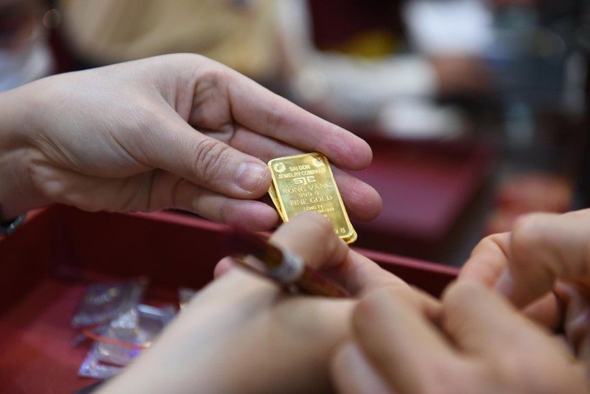 Giá vàng hôm nay ngày 18/8: Vàng trong nước đắt hơn thế giới 16,5 triệu đồng/lượng