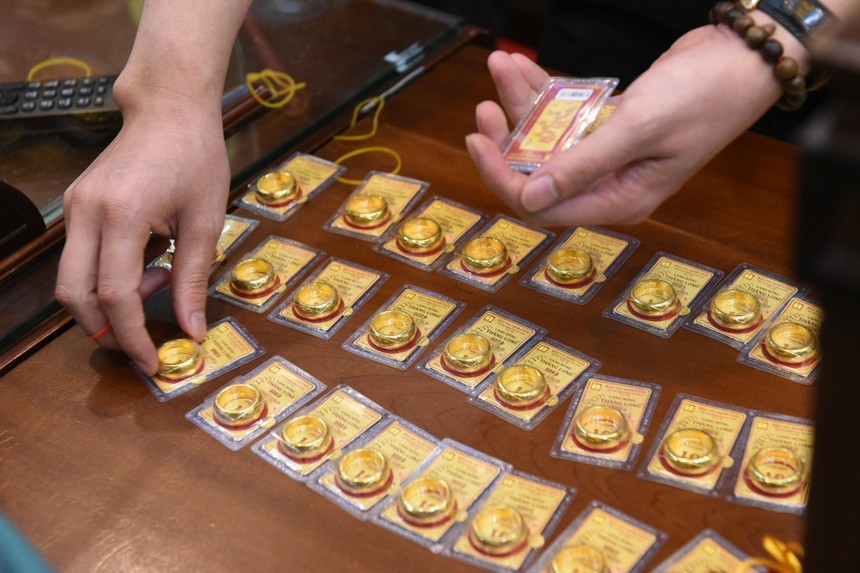 Giá vàng hôm nay ngày 8/8: Vàng trong nước đi ngang trên mốc 67 triệu đồng/lượng