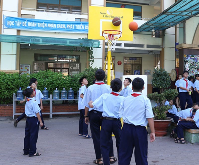 Sun Life Việt Nam lắp đặt trụ bóng rổ tạo sân chơi cho các em học sinh