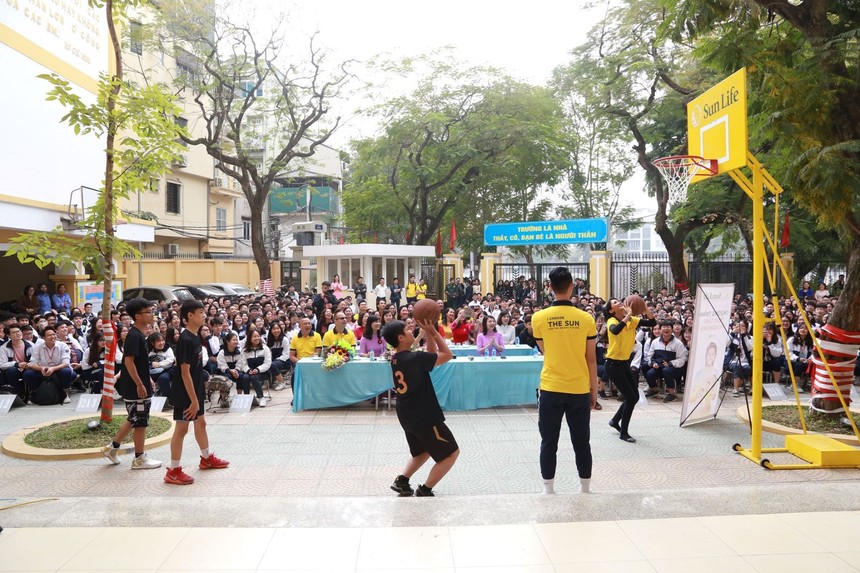 Sun Life lắp đặt 110 trụ bóng rổ cho 81 trường học trên cả nước