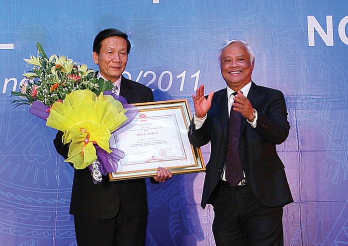 Phó chủ tịch Quốc hội Uông Chu Lưu chúc mừng Báo Đầu tư nhân dịp Báo nhận Huân chương Lao động hạng Nhì (tháng 9/2011)