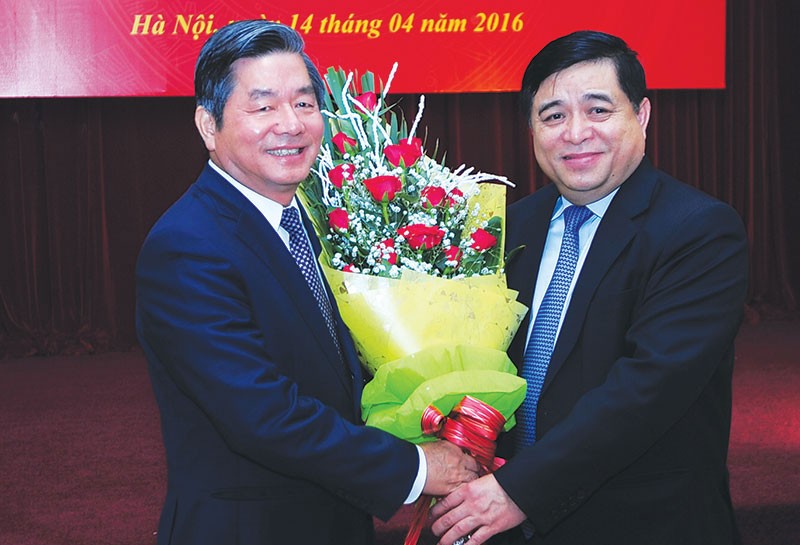 Nguyên Bộ trưởng Bùi Quang Vinh tặng hoa chúc mừng tân Bộ trưởng Nguyễn Chí Dũng và bày tỏ tin tưởng Bộ trưởng Nguyễn Chí Dũng sẽ tiếp tục con đường cải cách, đổi mới, nâng cao vị thế, uy tín của ngành kế hoạch và đầu tư 